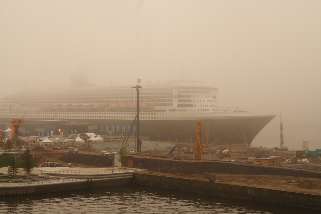 Queen Mary 2 im Nebel