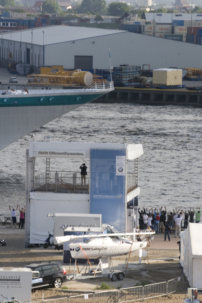 Ein Kreuzfahrtschiff -überfährt- das Camp der BMW-Niederlassung Hamburg