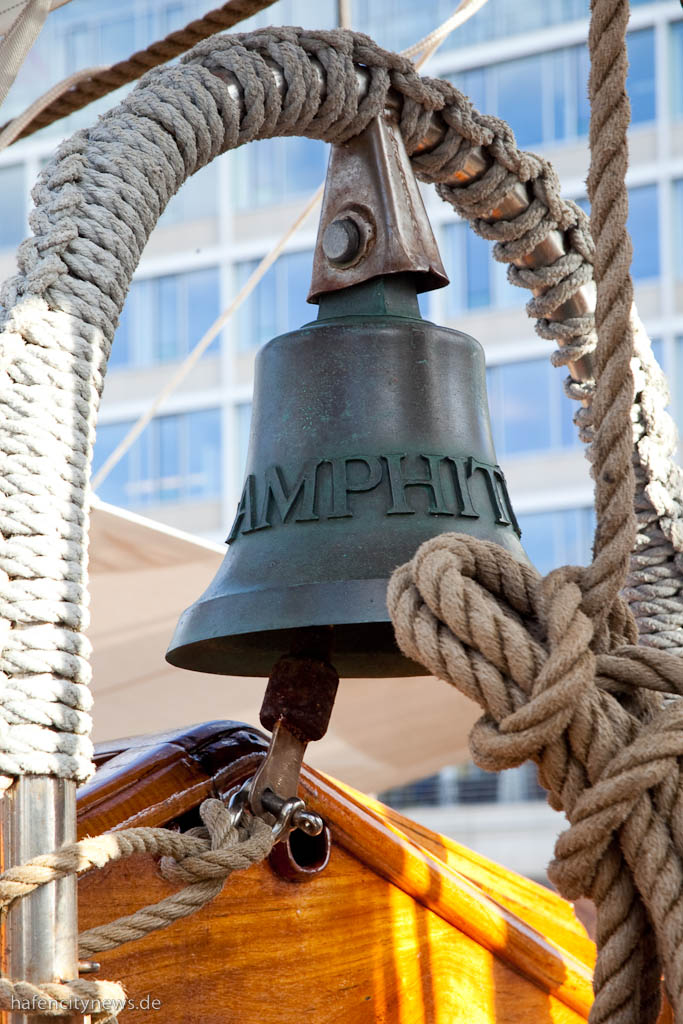 Die ehrwürdige Schiffsglocke der Amphitrite