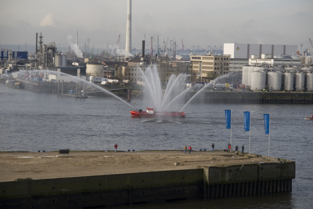 Feuerlöschboote sind in Hamburg glücklicherweise mehr mit Feiern als mit Bränden beschäftigt