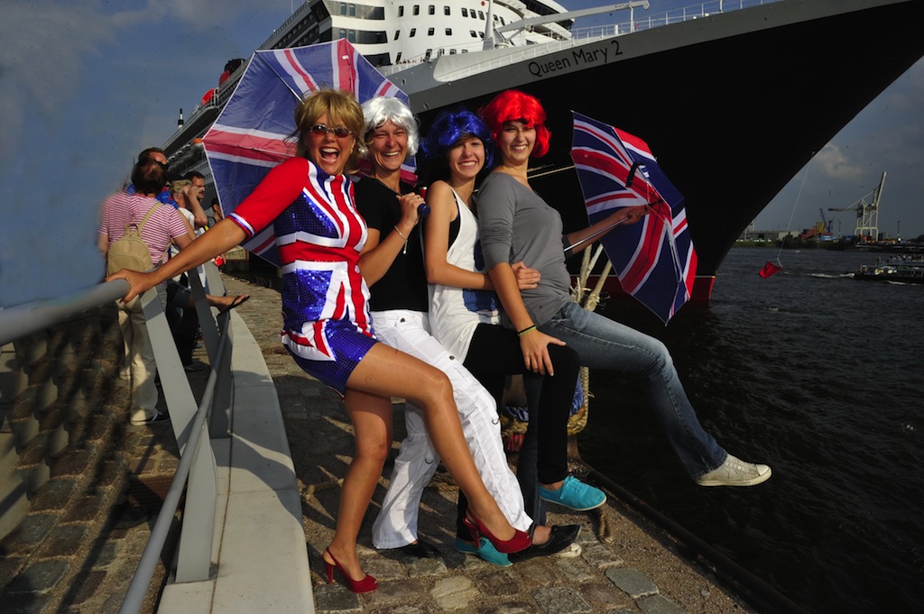 Susi Salm und Band singen zum Abschied der QM2  und wünschen sich zusammen mit Cunard ein fröhliches und kunterbuntes Fahnenmeer Foto: Brinkmann/IT