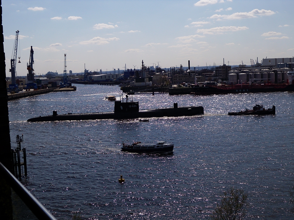 Das U-Boot auf dem Weg zu seinem neuen Liegeplatz (Foto:Ute Plön)