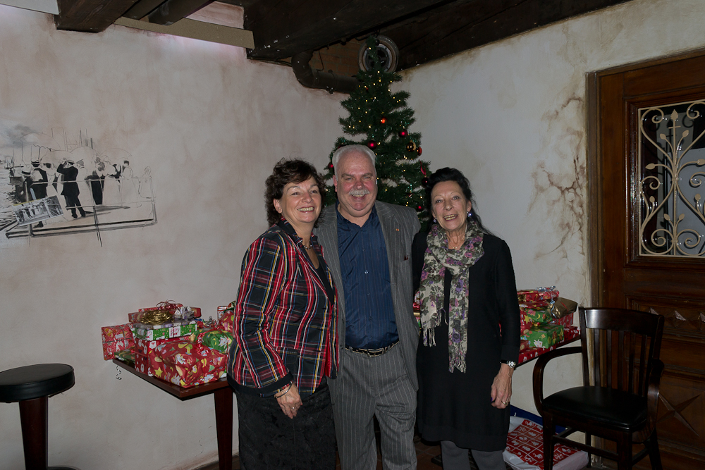 Marianne und Günther Ehnert packten zusammen mit Christa Goetsch Geschenke im Cremon