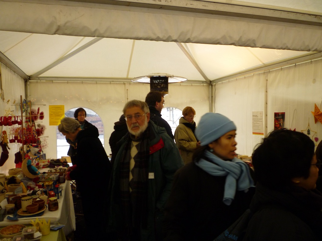Ordentlich was los in den Zelten des kleinen Weihnachtsmarktes (Foto:Antje Heider-Rottwilm)