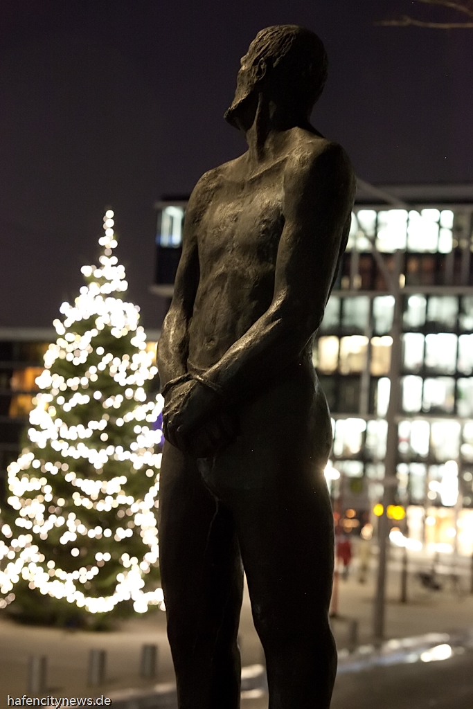 Und auf den Marco-Polo-Terrassen blickt Klaus Störtebeker auf den neuen Weihnachtsbaum