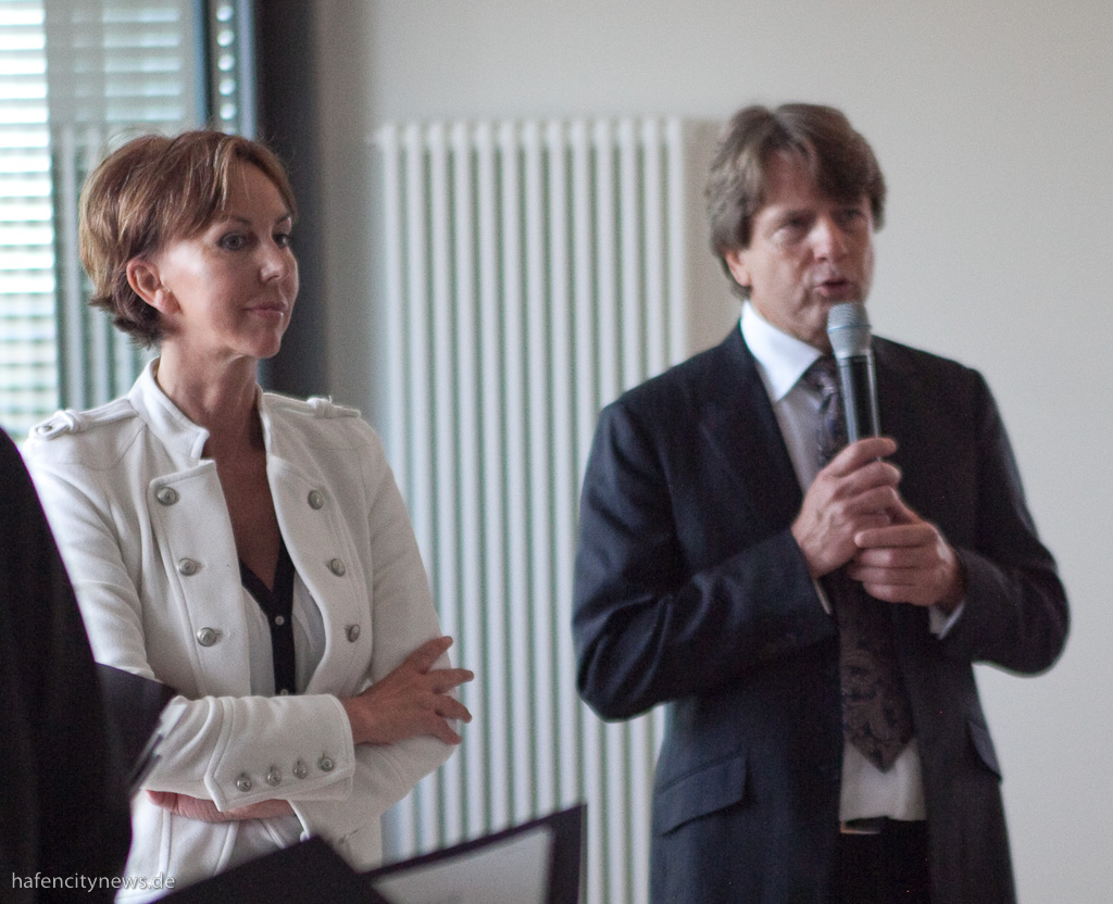 Ulrike Krages und Jürgen Gross stellen die drei Musterwohnungen vor