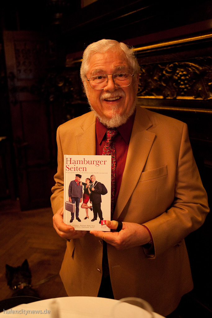 Bill Ramsey begleitete die Buchvorstellung seines Freundes Klaus Schümann