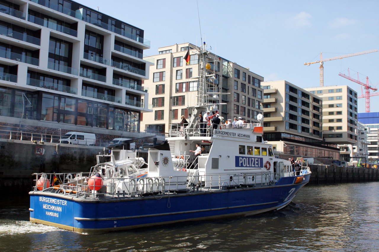 Die Bürgermeister Weichmann vor HafenCity-Kulisse (Quelle: Polizei Hamburg)