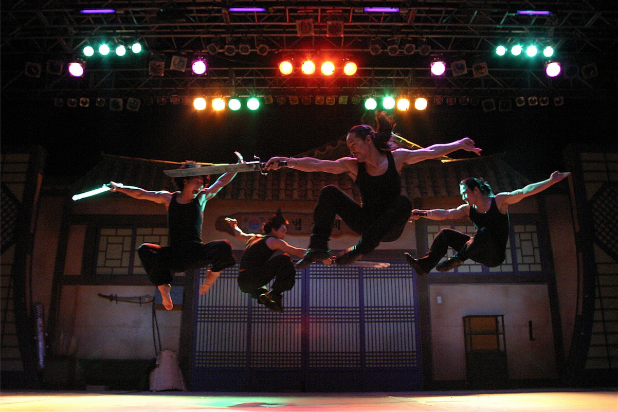 Akrobatische Aktion und Musik