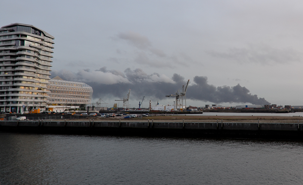 Die Windrichtung verschonte die HafenCIty vor dem Rauch (Fotos: AF)