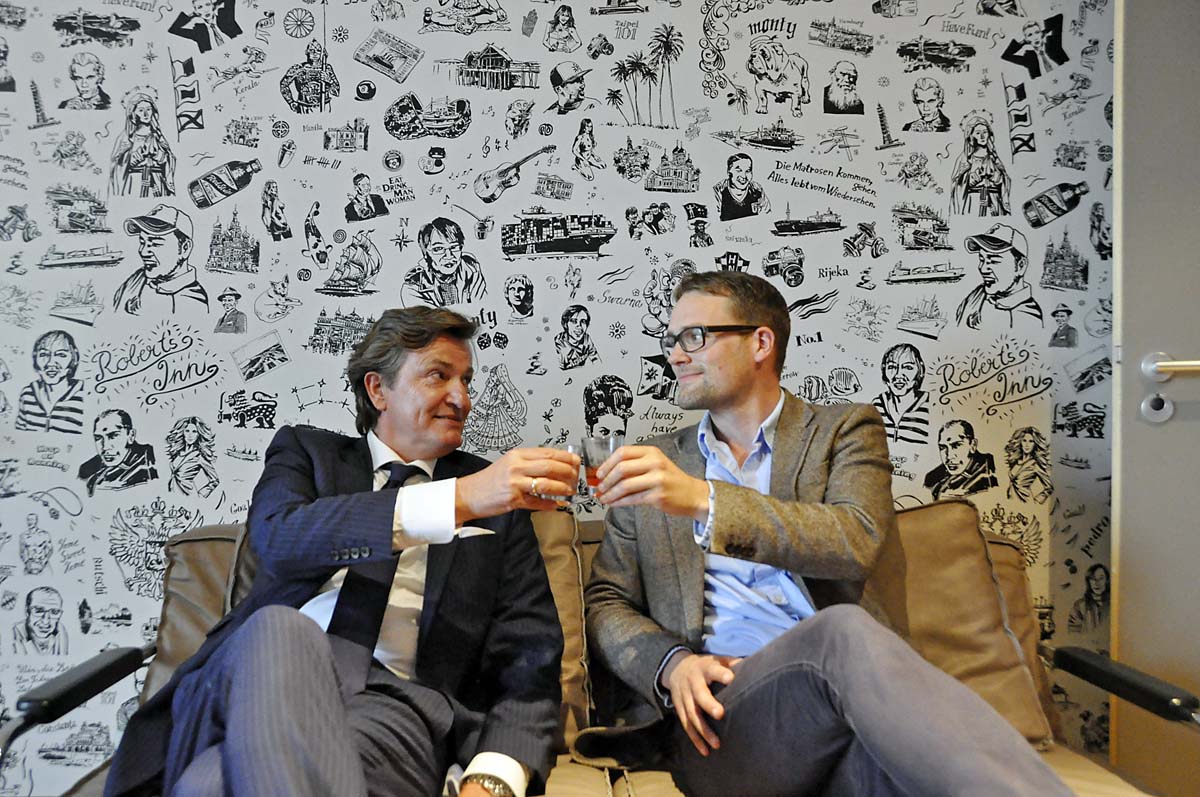 Kai Hollmann und Henning Weiss prosten sich zu (Foto:TH)