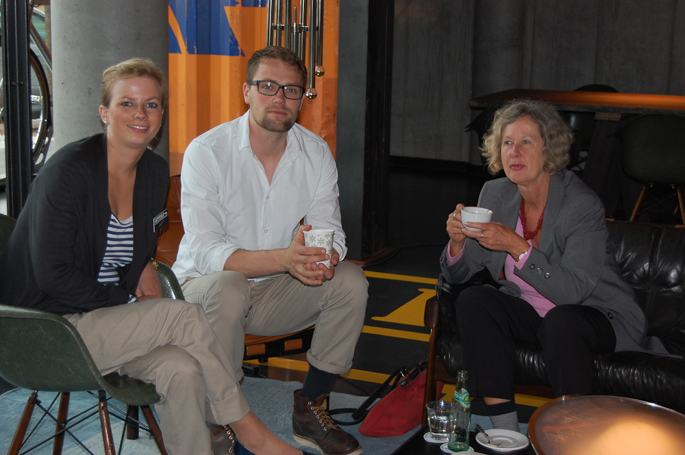 Henning Weiss (Hotel Manager) und Karin Lichtsinn (Marketing Managerin)in der Lobby mit Ruth Geiger (rechts)