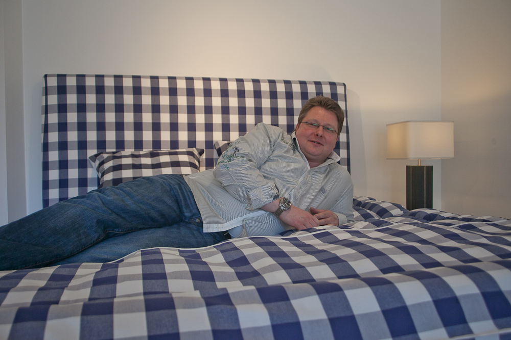 Enrico Sommer auf einem der typisch blau-weiss-karierten Betten