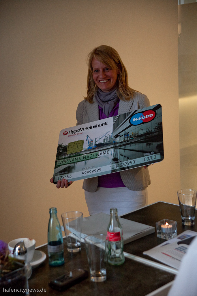 Claudia Piening von der Hypo-Vereinsbank präsentiert das Siegerbild auf einer EC-Karte