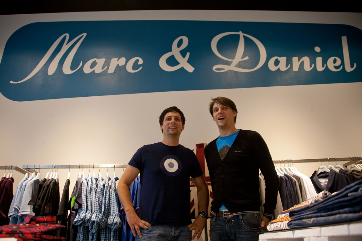 Marc und Daniel Säger in ihrem Shop