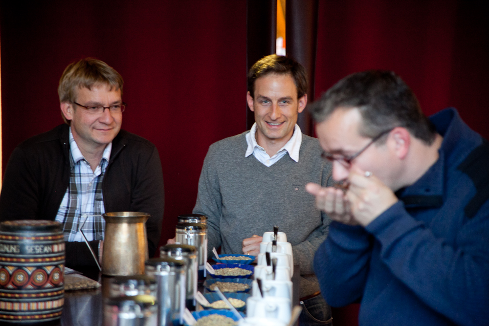 Michael Martin und Axel Heinrichson beobachten die Gäste bei der Kaffeeprobe