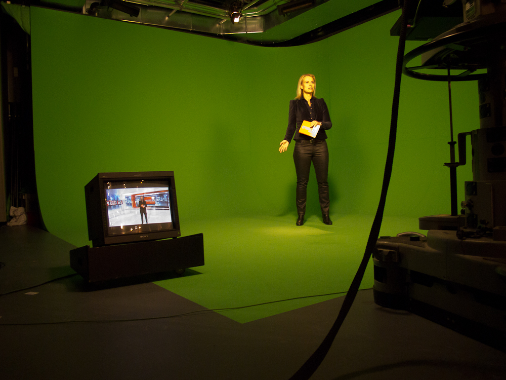 Maria Gresz im neuen virtuellen TV-Studio