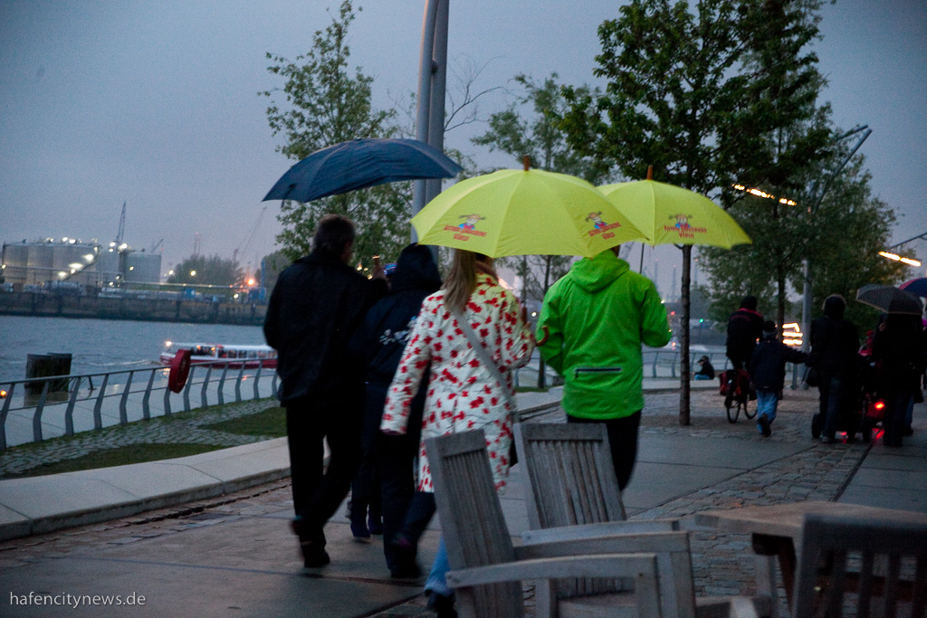Regenschirme bevölkerten die Promenaden