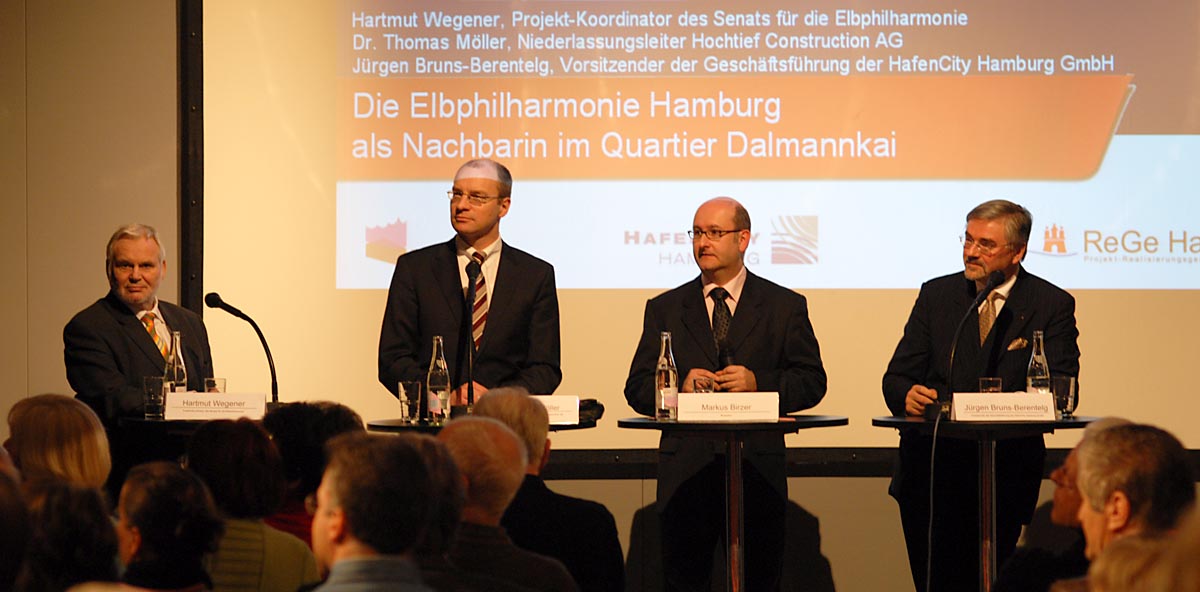 Hartmut Wegener, Thomas Möller, der Moderator und Jürgen Bruns-Berentelg