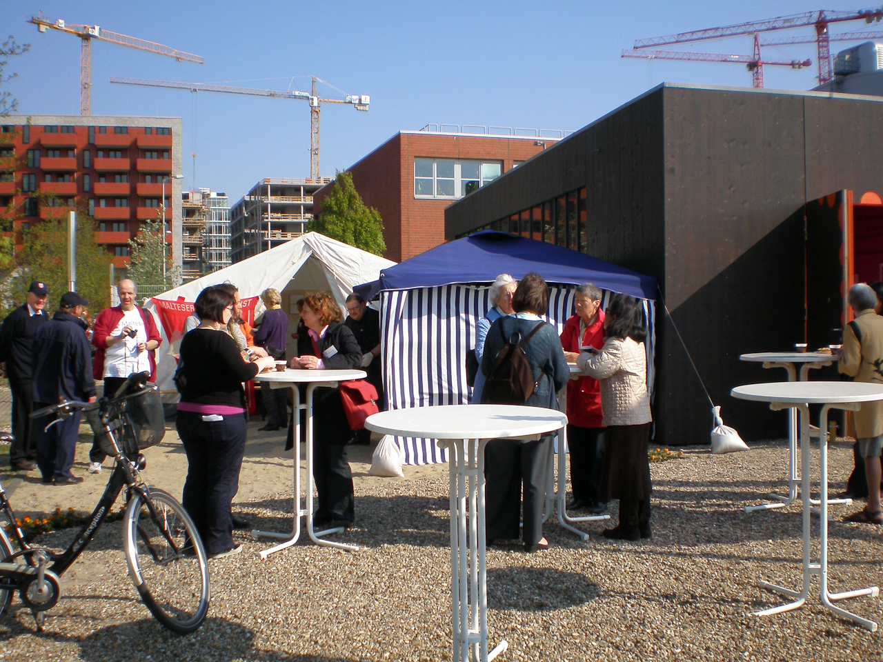 Der Malteser Hilfsdienst mit Zelt, Stehtischen und Verköstigung, das Wetter mit Sonne und Wind unterstützte die Frauen bei ihrem Vorhaben
