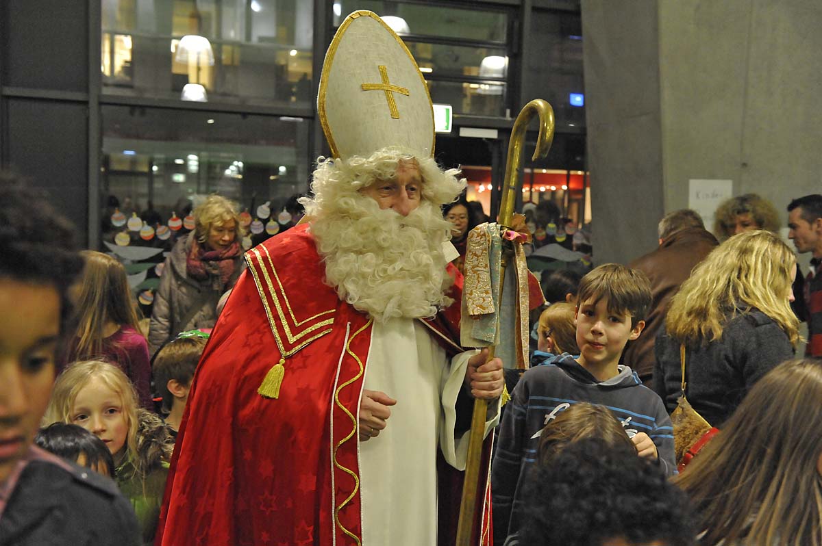 Den Nikolaus gibt Nor-bert Wieh, Gemeindereferent vom Kleinen Michel (Foto:TH)