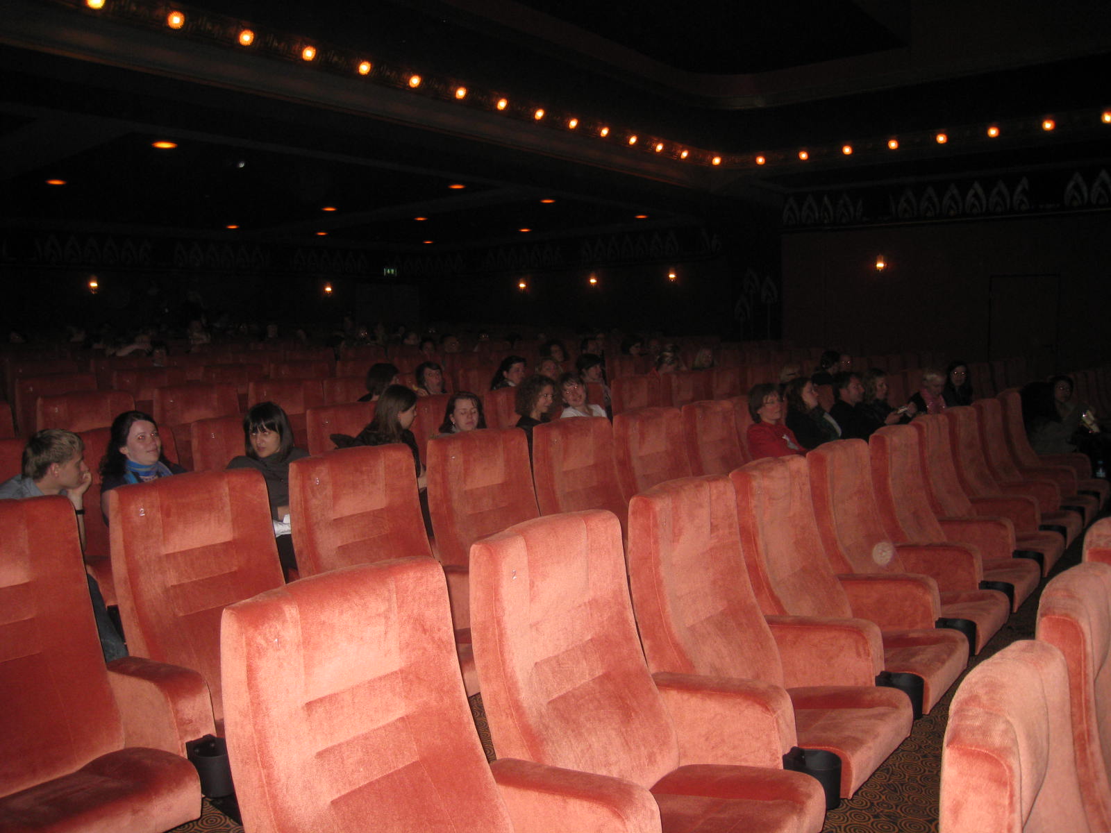 Kinosaal 1 dagegen verfügt über breite und wunderbar gepolsterte Kinositze mit schwingenden Rückenlehnen (Foto: Conceicao Feist)