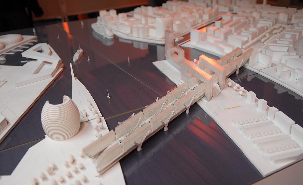 Im Modell: Mit 700 Metern Länge verbindet die -Living Bridge- Grasbrook und Hafencity