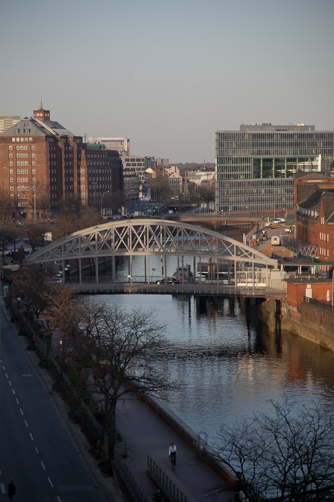 Die Kornhausbrücke ist eine der Hauptzufahrtsrouten in die Hafencity.