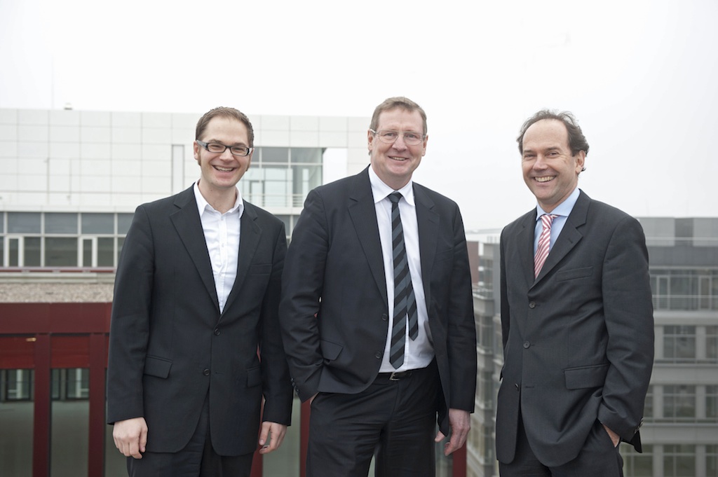 Thilo Schulz von Mannheimer Swartling, Bo Henriksson von Norrporten und Florian Wegmann von Becken auf dem Dach des Skai (Foto: TH)