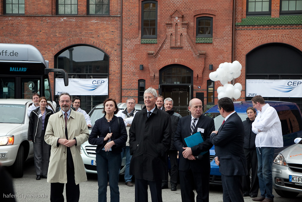 Herlind Guzndelach mit den Vertretern von Vattenfall, Daimler und der Hochbahn