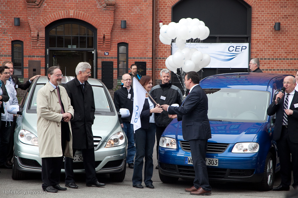 Senatorin Herlind Gundelach bekam die Zielflagge der CEP-Rallye überreicht