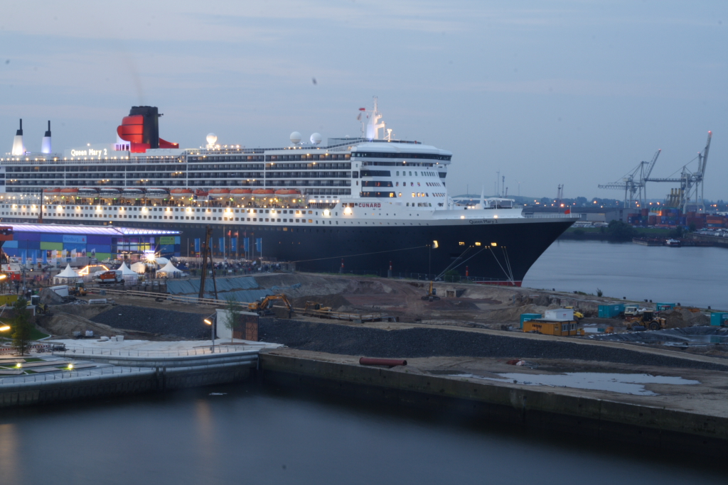 Queen Mary II in der Hafencity