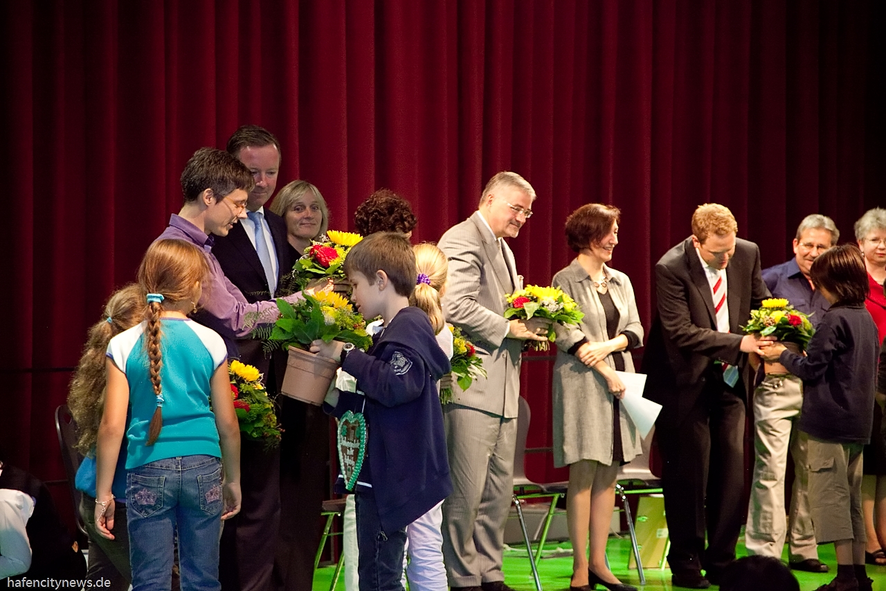 Blumen für alle Beteiligten am Schulbau - auch für Jens (im lila Hemd vorn)