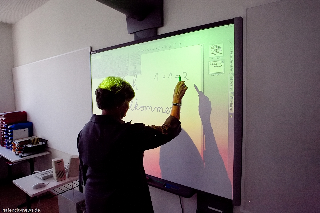 Und Nachbarinnen entdecken moderne Lehr- und Lernmethoden am Whiteboard