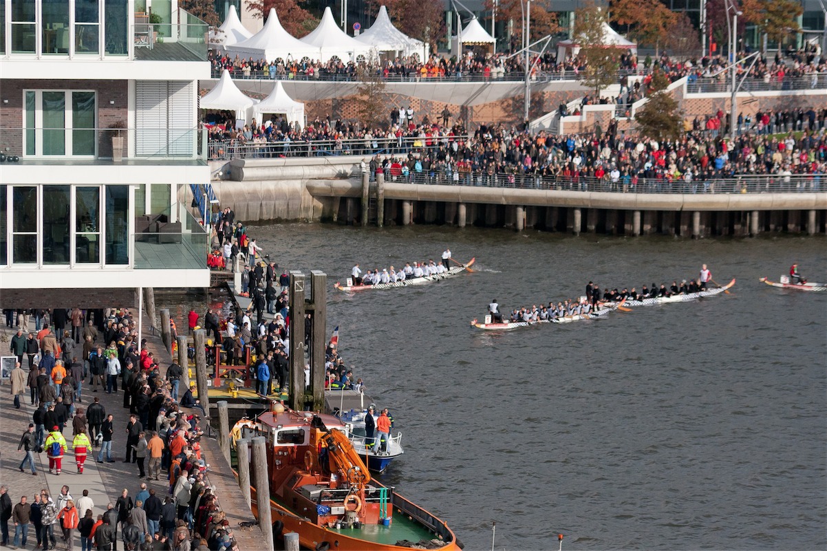 Beim Drachenbootrennen säumten tausende Zuschauer die Ufer