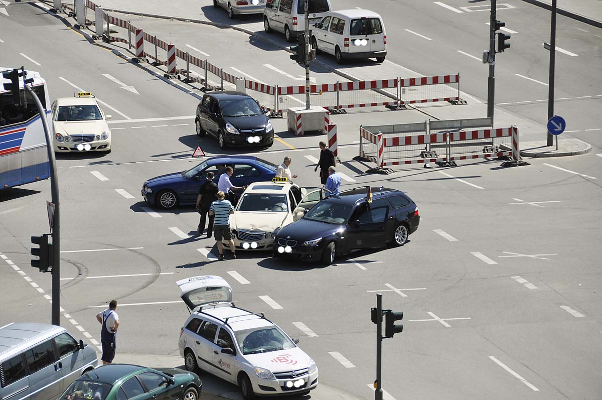 Der erste Unfall zwischen einem Taxi und einem abbiegenden BMW