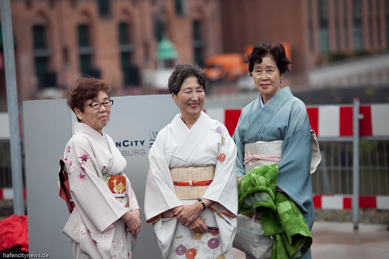 Drei Damen im Kimono waren die mobile Dekoration zur Straßenschildenthüllung