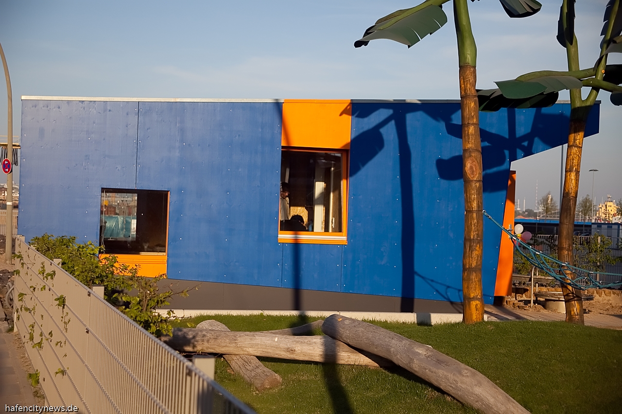 Blau und orange und Palmen - das freundliche Spielhaus in der HafenCity