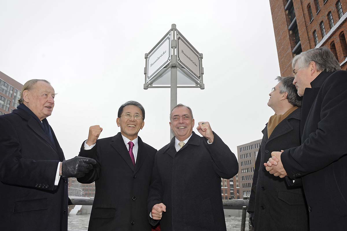 Das neue Brückenschild und der Bürgermeister von Busan (Foto:TH)