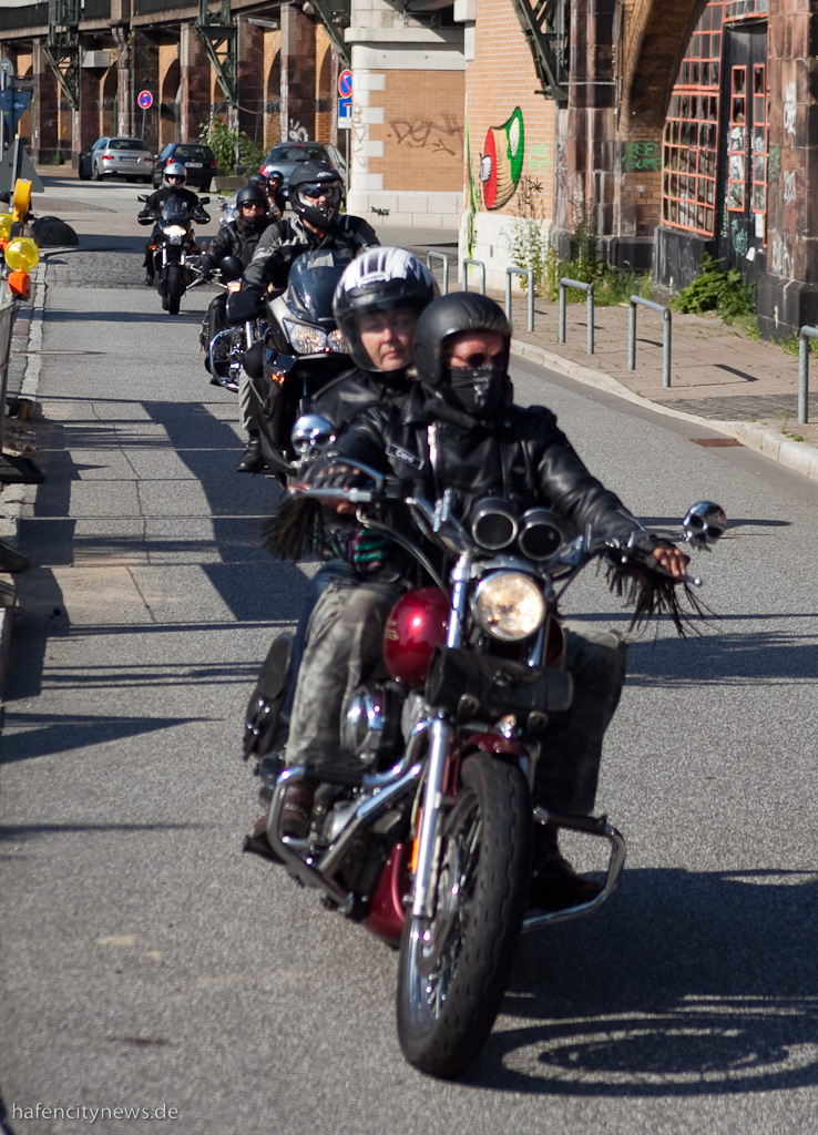 Harley-Fahrer auf dem Weg zum Großmarkt