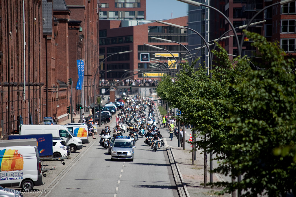 Eine endlose Karawane an Motorradfahrern - alles Umsatzbringer für die Tourismusindustrie in Hamburg