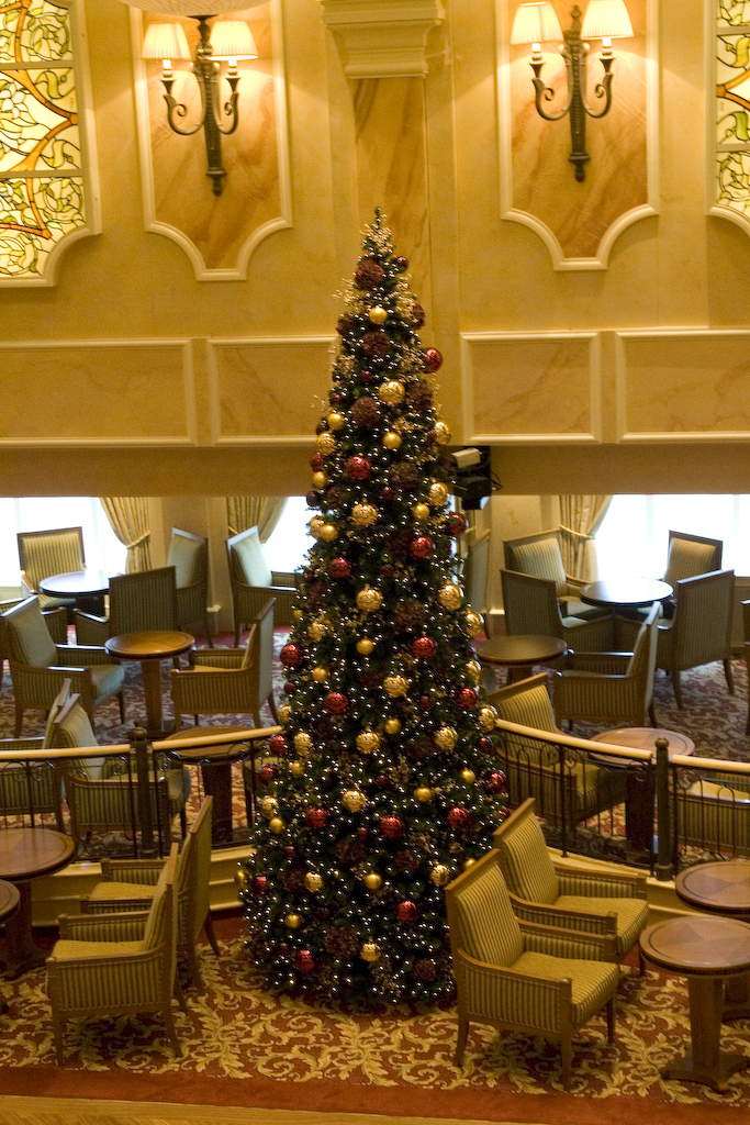 Weil Weihnachten ist startet dieser Beitrag mit einem Weihnachtsbaum aus dem Ballsaal der Queen Victoria