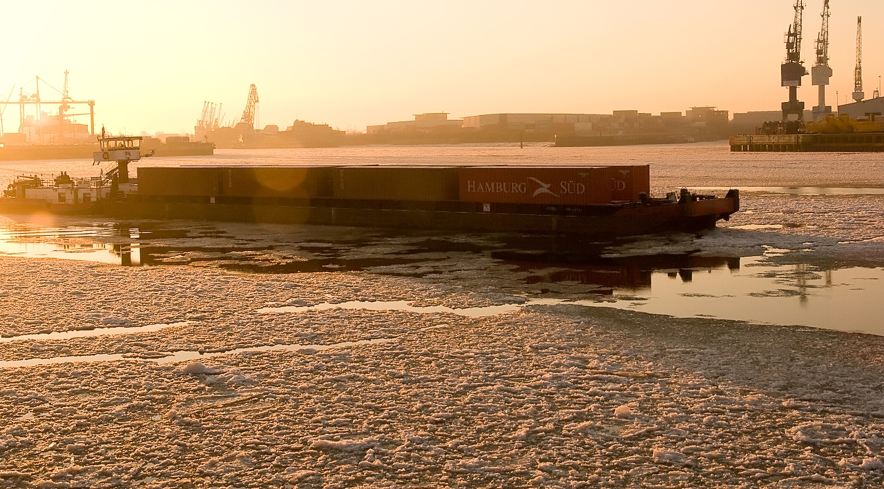 Ein Binnenschiff im Eis