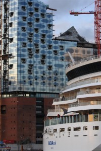 Elbphilharmonie und Kreuzfahrtschiff