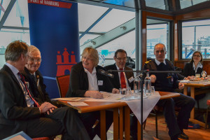 Von links nach rechts. Wolfgang Hurtienne (Geschäftsführer HPA), Dr. Stefan Behn (Vorstand HHLA), Claudia Roller (Vorstandsvorsitzende Hafen Hamburg Marketing e.V.),  Reinhard Peschel (Geschäftsführer CMA CGM), Capt. Jörg Pollmann (Kapitän HPA)