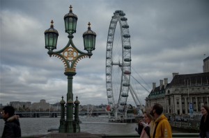 Das London Eye inmitten Londons Zentrum