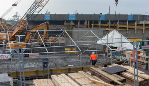 Die Baustelle der Baakenhafenbrücke - im Hintergrund der Schuppen 29 der zehn Jahre Kulturort sein soll