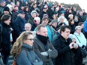 Eine Bürgerschaftspräsidentin und ein Bezirksamtschef frieren am Spreehafen