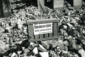 BU Foto:  Nur noch Schutt und  Asche  - Hamburg ist zerstört. (Foto: Ballinstadt)