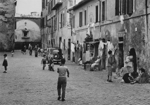 Eine Straßenszene in Rom in den 60er Jahren. Ausschnitt aus „Flexibles Flimmern – Filme in Bewegung“ (Foto: Herbert List)
